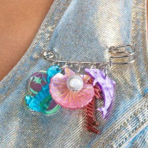 Analysis of Design Elements for AW 2025/2026 Brooches Analysis of Design Elements for AW 2025/2026 Brooches